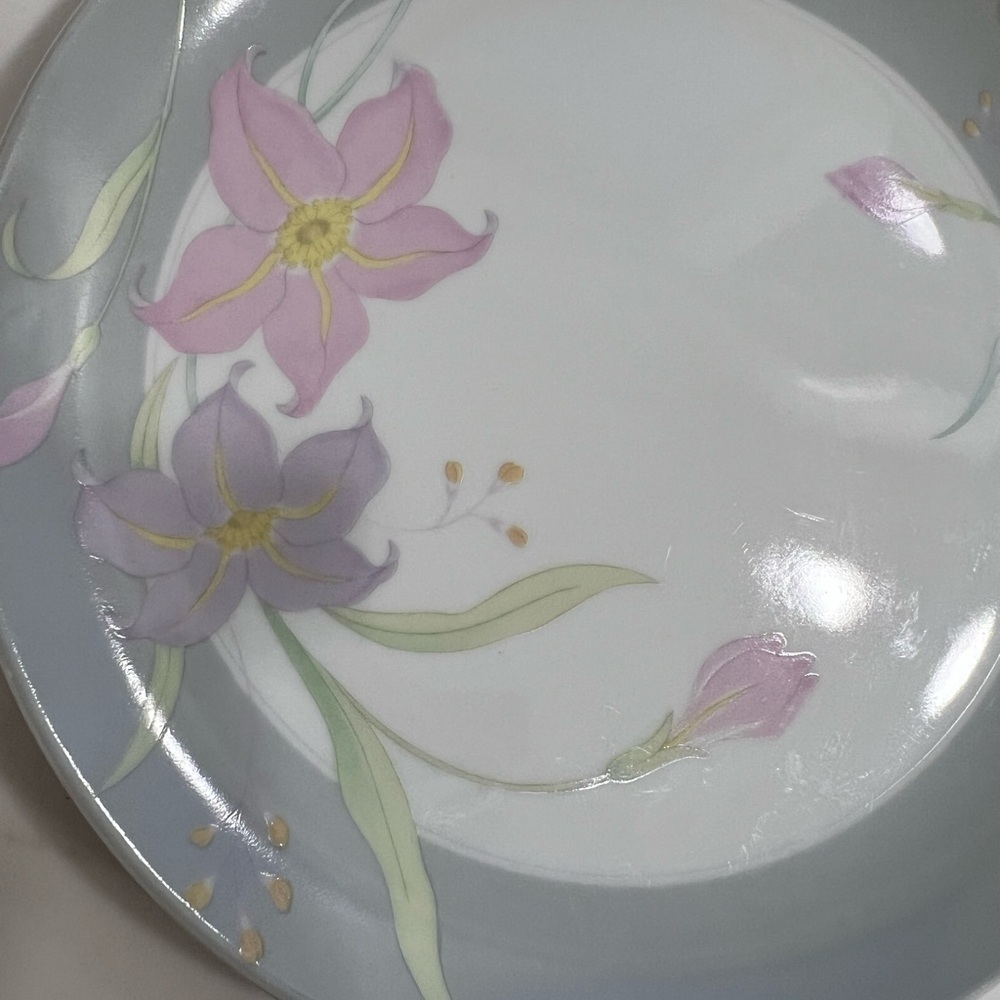 Remembrance by Action 4 Vintage 80s Floral plates - Picture 2 of 7